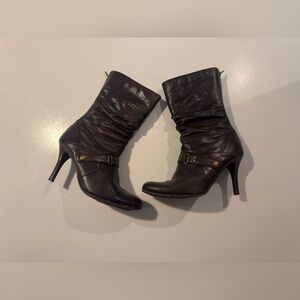 B47 / Sophisticated Brown Heeled Boots with Ruched Design